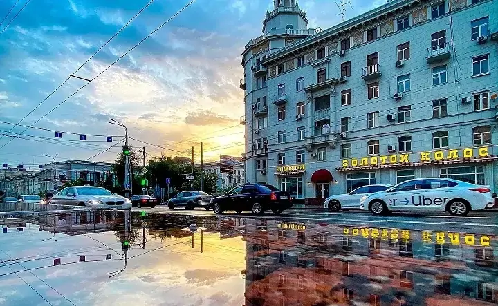 Лужа после дождя в центре Ростова. Фото Дениса Демкова
