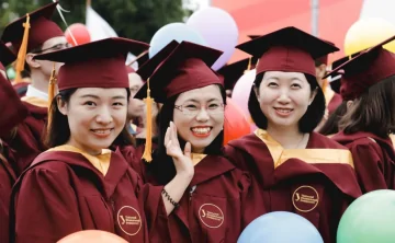 Китайские выпускники российского вуза. Фото пресс-службы Уральского федерального университета