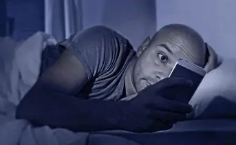 Мужчина ночью читает сообщение в телефоне. Фото fishki.net