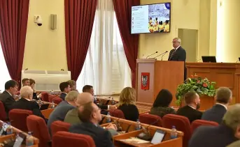 Губернатор Ростовской области выступает с ежегодным отчётом о работе правительства. Фото zsro.ru
