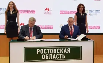 Василий Голубев (слева) и Юрий Иванов подписывают соглашение о сотрудничестве. Фото пресс-службы «ЮгСтройИнвест»