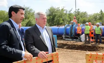 Губернатор Василий Голубев осматривает строительство водопроводных сетей. Фото пресс-службы главы региона.