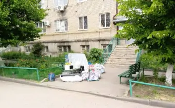 Люди выносят вещи из квартир. Фото 161.ru