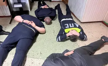 Мужчины лежат на полу. Фото источника donnews.ru