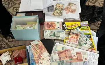 Часть денег, которые нашли во время обысков. Фото источника donnews.ru