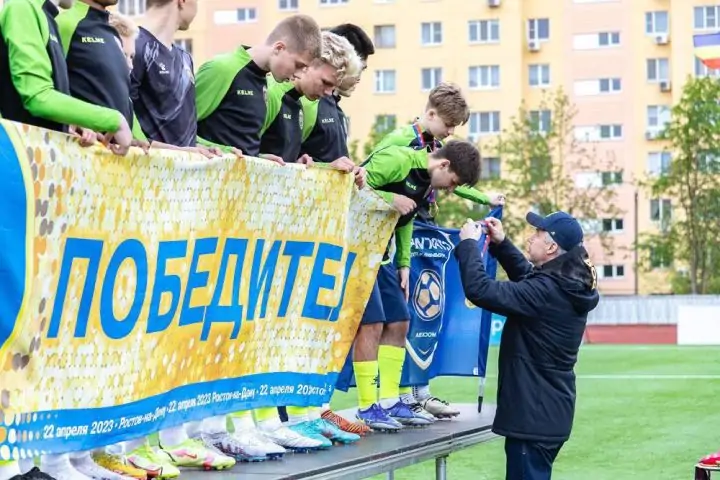 Алексей Логвиненко вручает медали победителям турнира