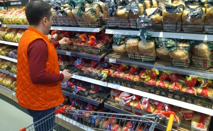 Сотрудник магазина собирает продукты для фудшеринга. Фото donnews.ru
