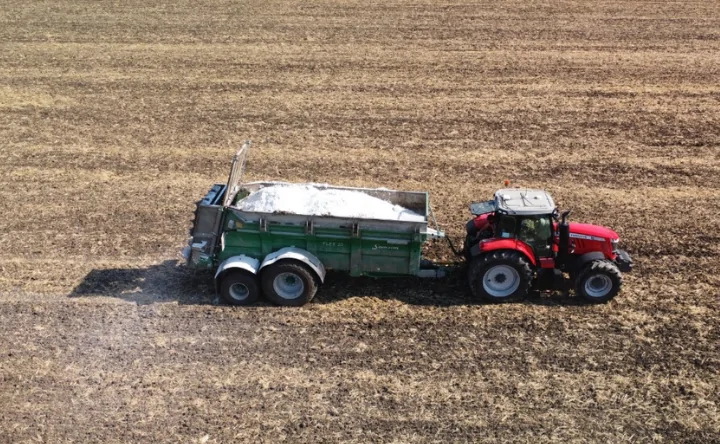 Фермер удобряет почву. Фото предоставлено пресс-службой АО «ЕвроХим»