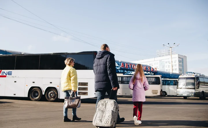 Пассажиры возле автобуса, фото пресс-службы «ДонБилет»