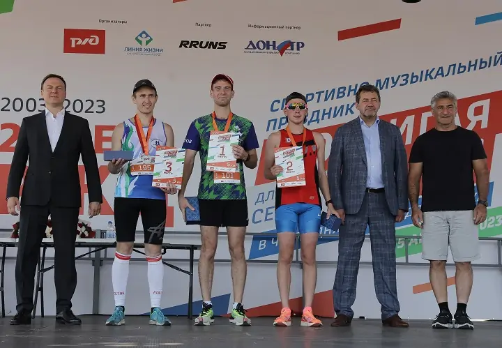 Сергей Задорин (в клетчатом костюме) и победители одного из забегов. Фото предоставлено пресс-службой СКЖД.