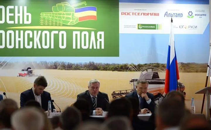 Губернатор Василий Голубев (в центре). Фото Егора Строева