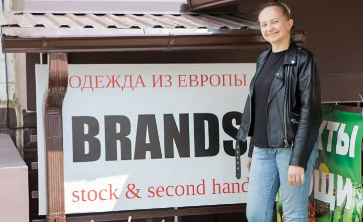 Наталья Пилипенко около магазина. Фото donnews.ru