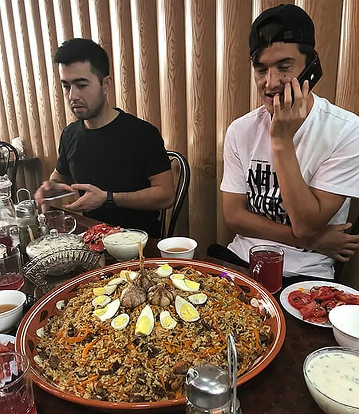 традиция поедания плова узбекистан. узбекский национальные блюды. таджики внешность. улыбчивый таджик. бывший узбек.