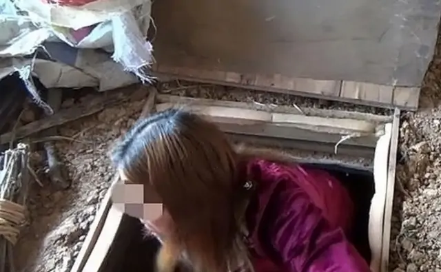 Девушка, вылезающая из подвала. Фото 116almet.ru
