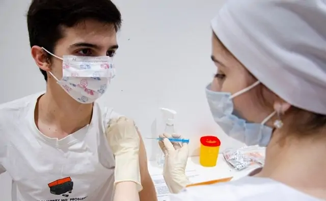 Медик делает ростовчанину прививку от коронавируса. Фото rostov-gorod.ru