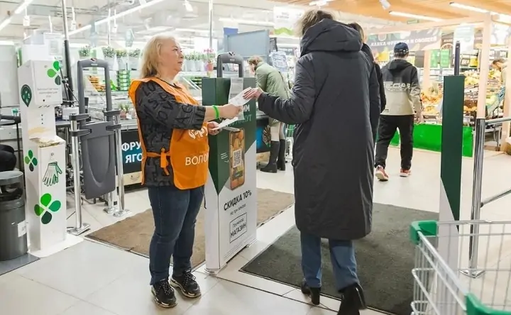 Участники акции «Корзина доброты». Фото пресс-службы компании X5 Group