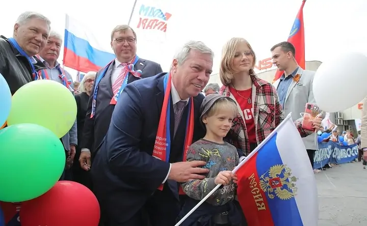 Губернатор Василий Голубев и юный ростовчанин. Фото donland.ru