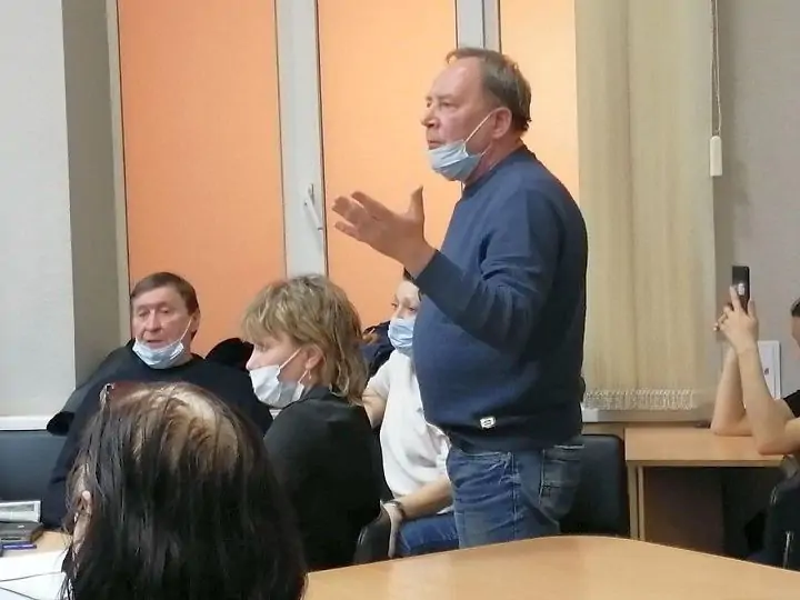 Возмущённый житель дома в Кривошлыковском. Фото donnews.ru