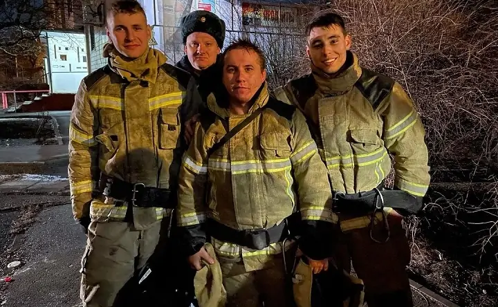 Пожарные, вынесшие котов из огня. Фото instagram.com/kotocafe_kotedzh