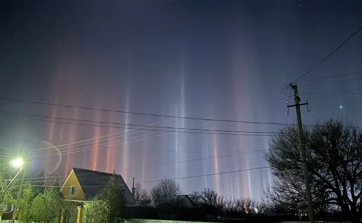 Столбы отражают свет от уличных фонарей. Фото Константина Корнилова из telegram-канала администрации Тацинского района