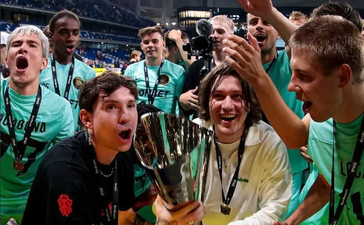 Основатели 2DROTS радуются победе в МФЛ. Telegram-канал: 2DROTS