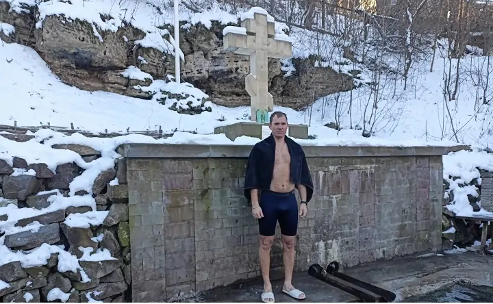 Михаил пришёл окунуться в родник после забега на 12 километров. Фото donnews.ru