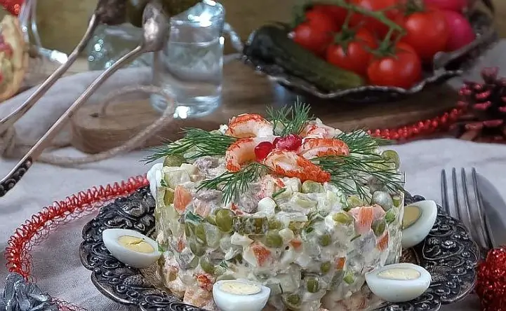 Салат оливье. Фото Евгении Смирновой/gastronom.ru