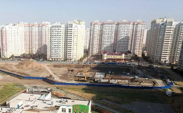 Стройплощадка школы в 5-м микрорайоне Левенцовки. Фото  donnews.ru