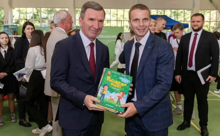 Передача книг. Фото donnews.ru