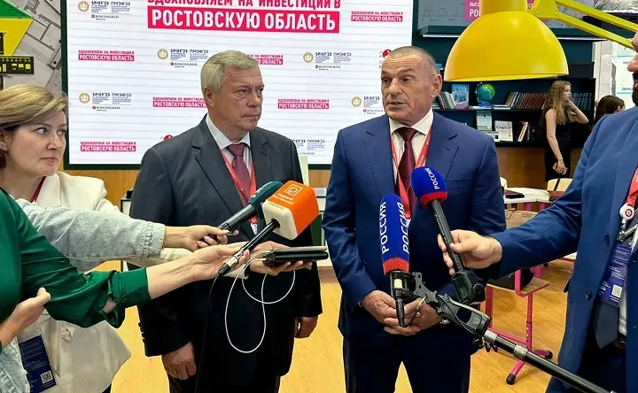 Василий Голубев и Юрий Иванов отвечают на вопросы журналистов. Фото пресс-службы ГК «ЮгСтройИнвест»