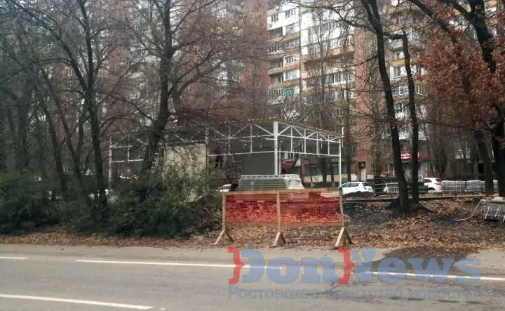 Павильон, установленный на разделительной полосе. Фото donnews.ru