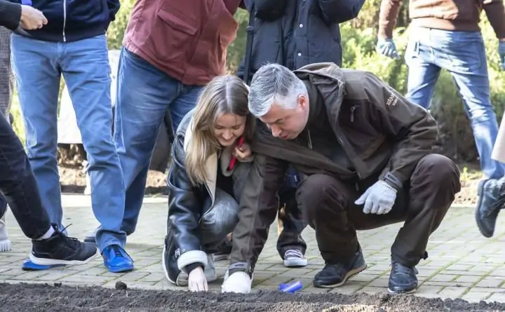 Алексей Логвиненко сажает тюльпаны с ростовчанкой. Фото пресс-службы мэрии