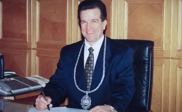 Единственный избранный горожанами мэр Ростова Михаил Чернышев с должностным знаком мэра. Фото пресс-службы Думы