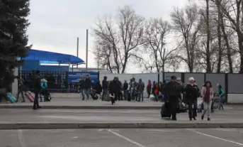 Встречающим приходится томиться на улице под небольшим козырьком