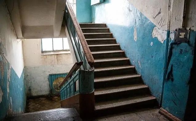 Девочка погибла после падения на лестничной клетке. Фото yandex.ru