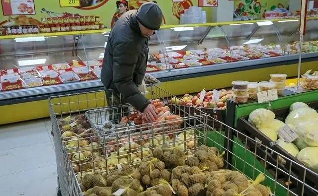 Мужчина в магазине. Фото yarosonline.ru.