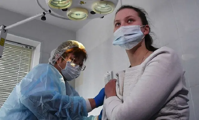 Делают прививку от коронавируса. Фото yandex.ru