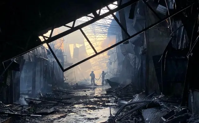 Рынок "Классик" после пожара. Фото 161.RU/Алиса Степанцова