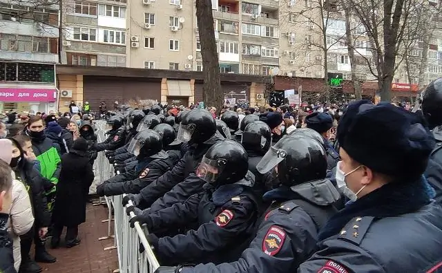 Полицейские заграждения между Чехова и Университетским. Фото donnews.ru.