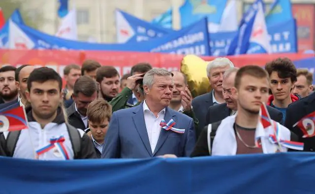 Василий Голубев на первомайской демонстрации. Фото пресс-службы губернатора.