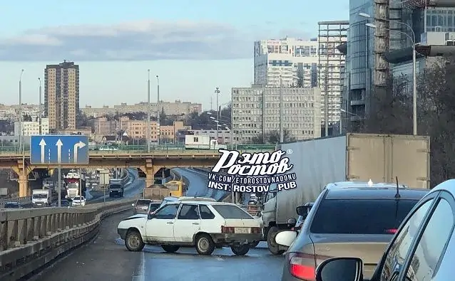 Авария на мосту Сиверса. Фото группы «Это Ростов-на-Дону»