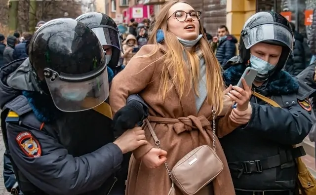 Задержание девушки на протестной акции в Ростове. Фото Александра Прохорцева