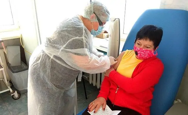Женщине делают прививку от коронавируса. Фото donnews.ru