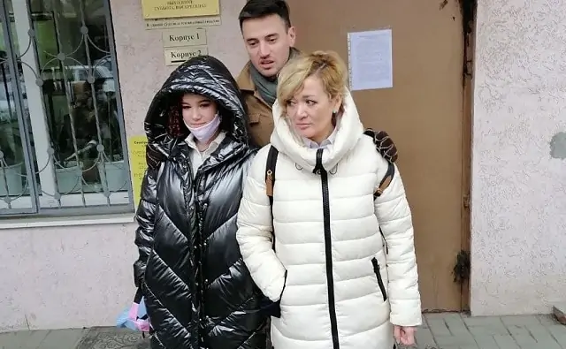 Анастасия Шевченко с дочерью и близким другом перед зданием суда. Фото donnews.ru