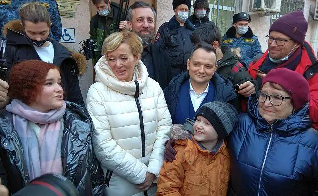Анастасия Шевченко с детьми, мамой и адвокатами. Фото donnews.ru