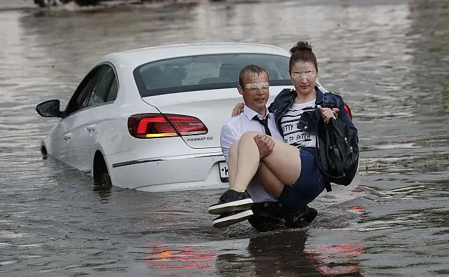 Мужчина спас двух женщин из тонущих машин. Фото gubdaily.ru