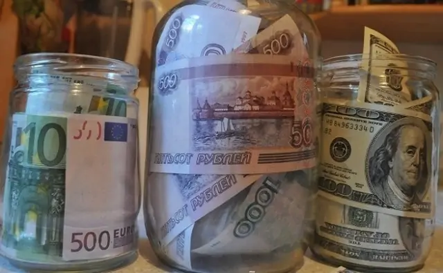 Деньги в стеклянных банках. Фото businessman.ru
