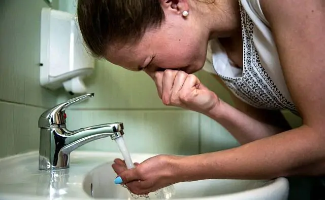Ростовчане жалуются на неприятный запах воды их кранов. Фото sprotyv.info