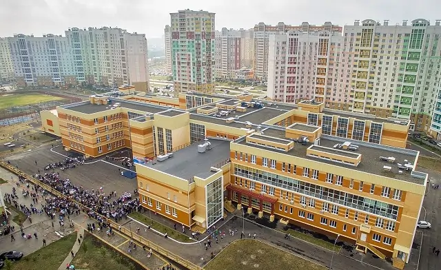 Единственная в микрорайоне школа. Фото forumrostov.ru
