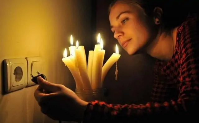 Женщина с горящими свечами. Фото rv-ryazan.ru